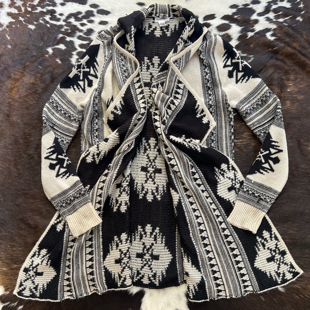 Full Tilt Black and Cream Geometric Print Asymmetrical Knit Cardigan